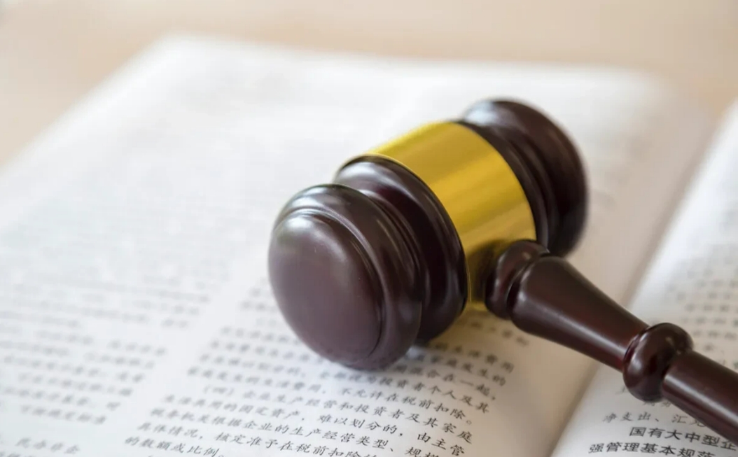 辽宁灯塔，一女子报警称被男同事多次猥亵，警方调查后对男同事处以了行政拘留15日的