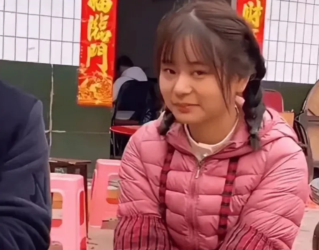 四川宜宾，一男子被家人安排去相亲，为了表示自己的诚意，特意到镇上买了一箱纯牛奶，