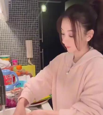 郭富城老婆方媛从模特转型踏入娱乐圈，备受关注。近日有画面显示她做饭时化着浓妆还不