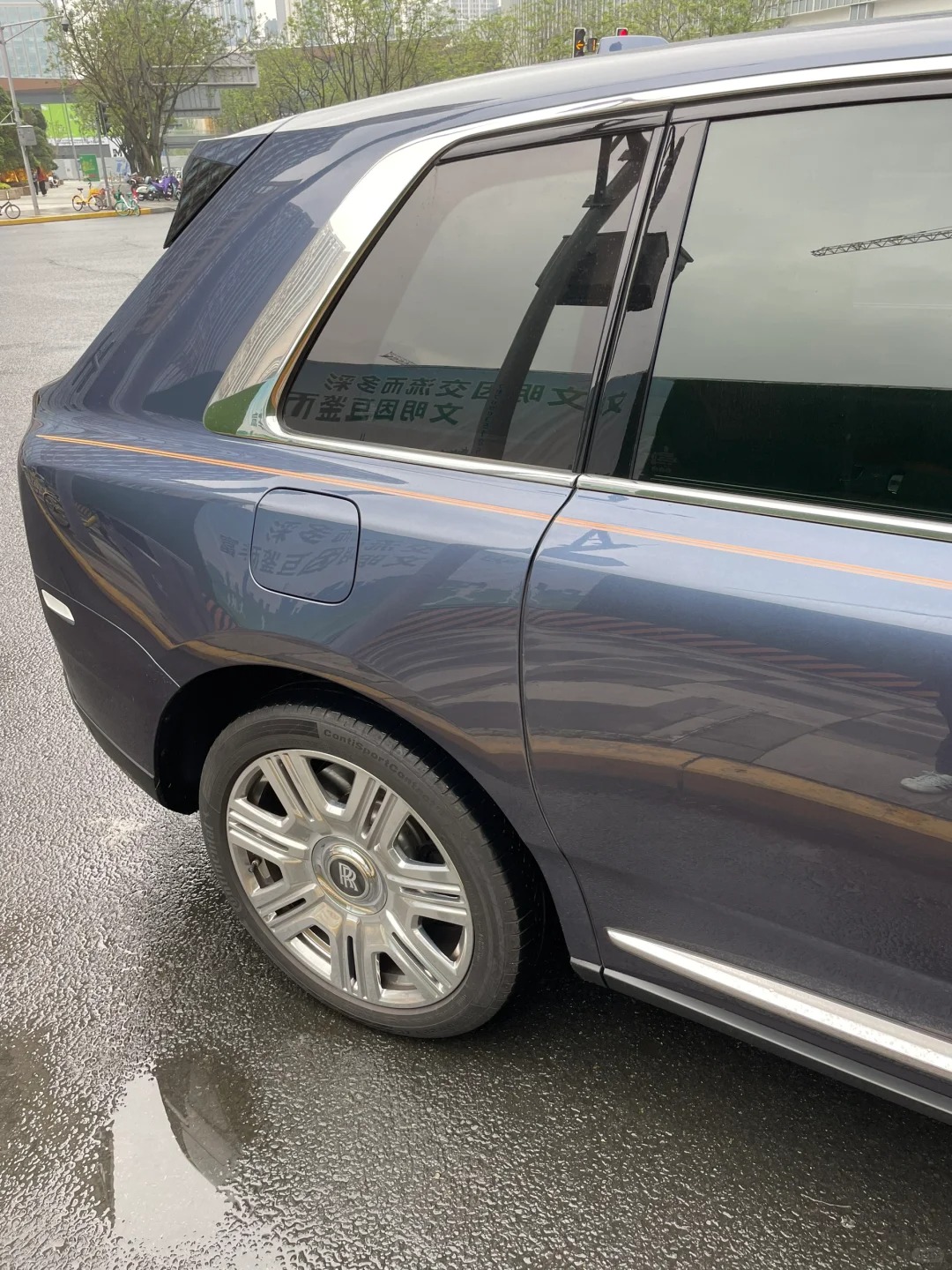 感觉坐了一次假劳斯莱斯🚙
第一次蹭朋友的劳子坐坐，坐后排却打不开门