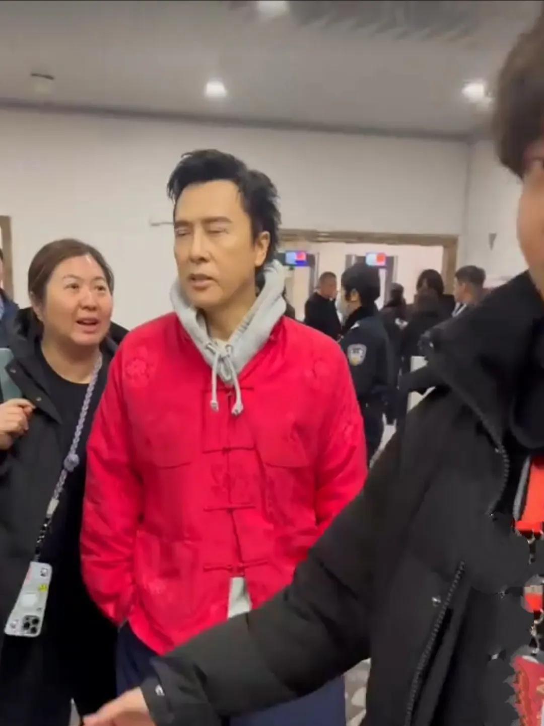 甄子丹参加春晚，已经61岁了，身着喜庆的中国红马褂，依然魅力十足的笑容和蔼可亲，