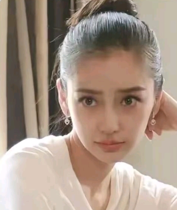 baby其实是真漂亮,

你甭管人家是不是整了,

最起码是真好看而且还没整容后