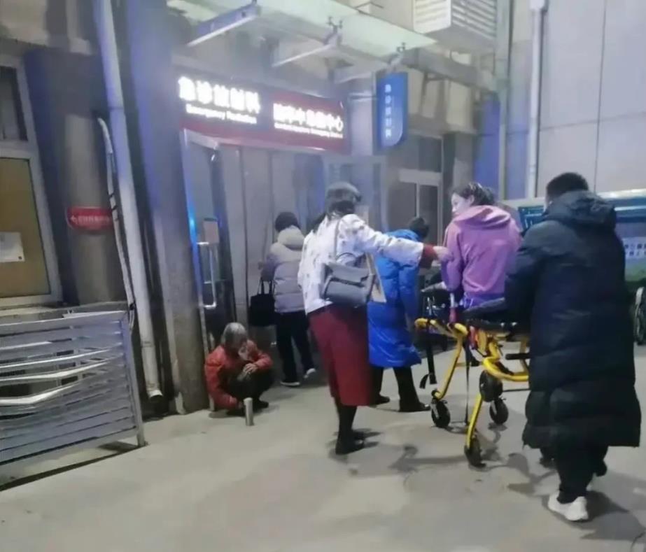李盈莹受伤牵动着诸多球迷们的心啊，目前被送去检查右脚！在去的路上，妹妹还在打开手