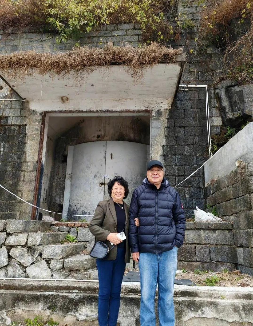 黄晓明陪同父亲重温52年前的军旅生涯，一同踏上了父亲曾经的参军之路。黄爸爸年轻时