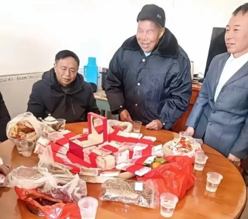 山东某地一位大叔嫁闺女时，要了18.8万彩礼！大叔数着厚厚的彩礼钱，脸上洋溢着止