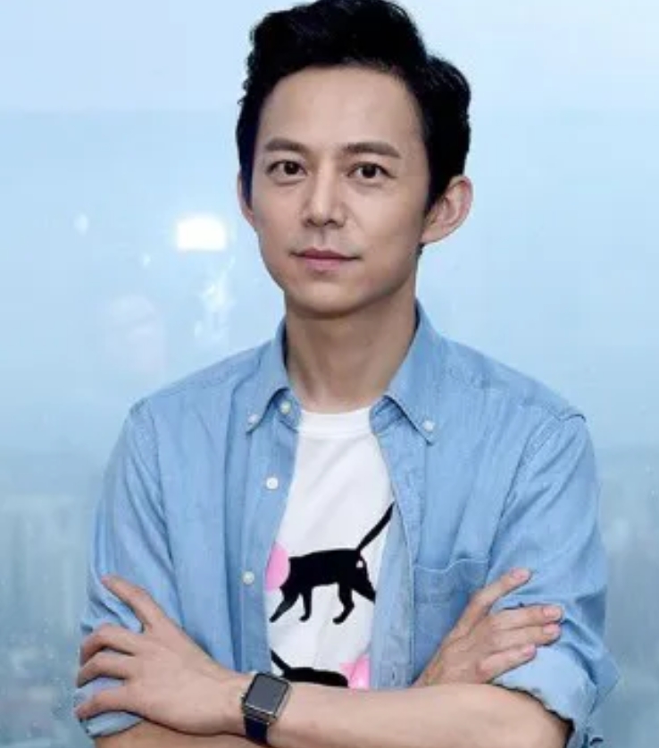 何炅，这位多才多艺的艺人，对话剧舞台情有独钟。他视参演话剧为实现自己理想的一种方