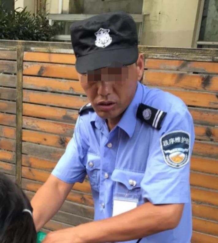 北京，保安大爷谢强与餐厅女保洁樊娟暗生情愫，并发生关系。事后，谢强以身体不好为由