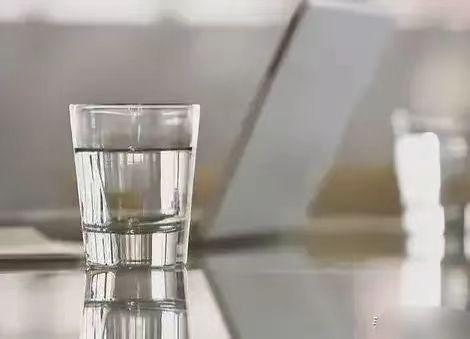 “太恶毒！”内蒙古，一医院放射科医生，因对女主任上司不满，竟偷偷在其水杯里投放激