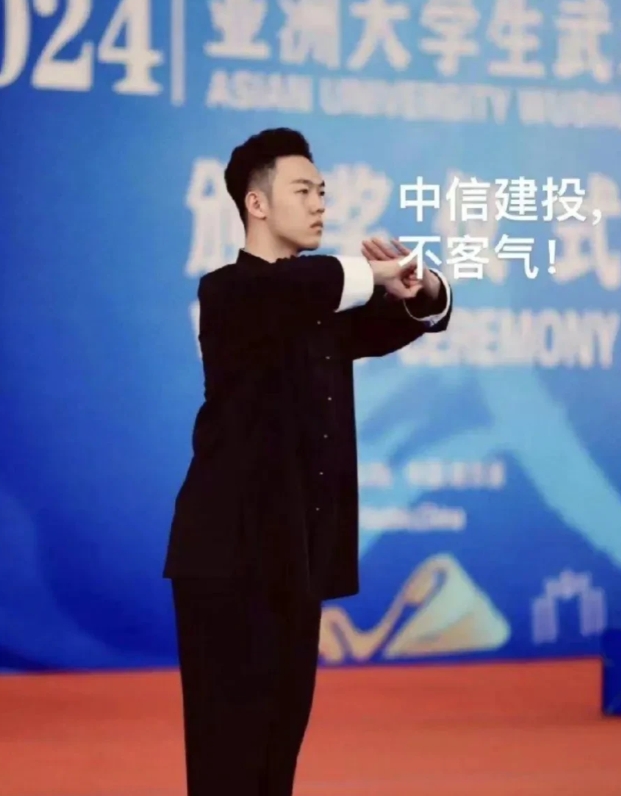 王翘楚:（丢人现眼）
华中科技大学大一新生（体育生武术）
北京考生（北京八一学校