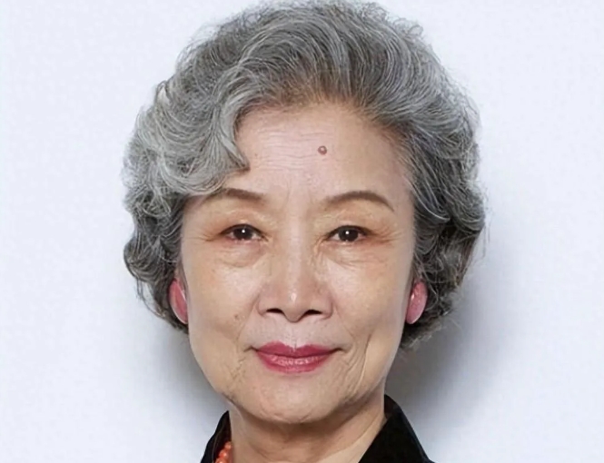 1940年她出生于陕西省宝鸡市，后因战乱几经辗转随家人移居北京，她的儿时梦想是成