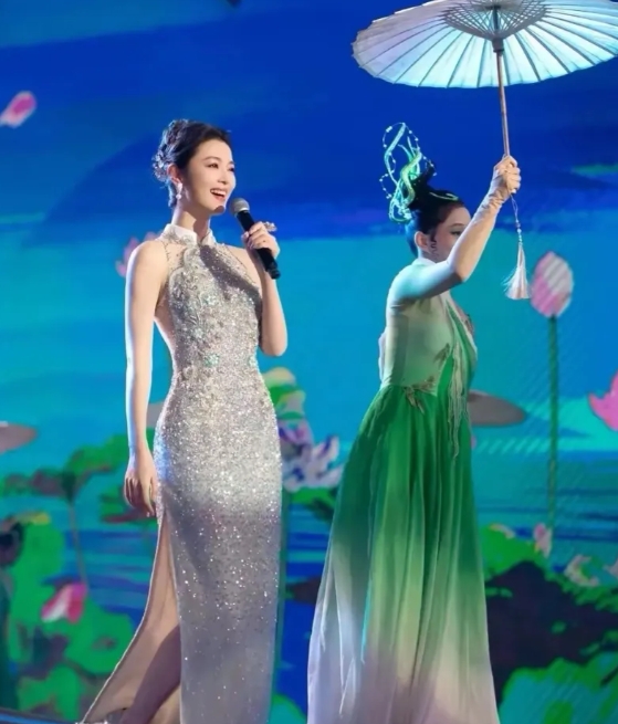 今年春晚上这两位身姿曼妙的美女，真是不知道要迷死多少人啊！
女人一旦妩媚到极致，