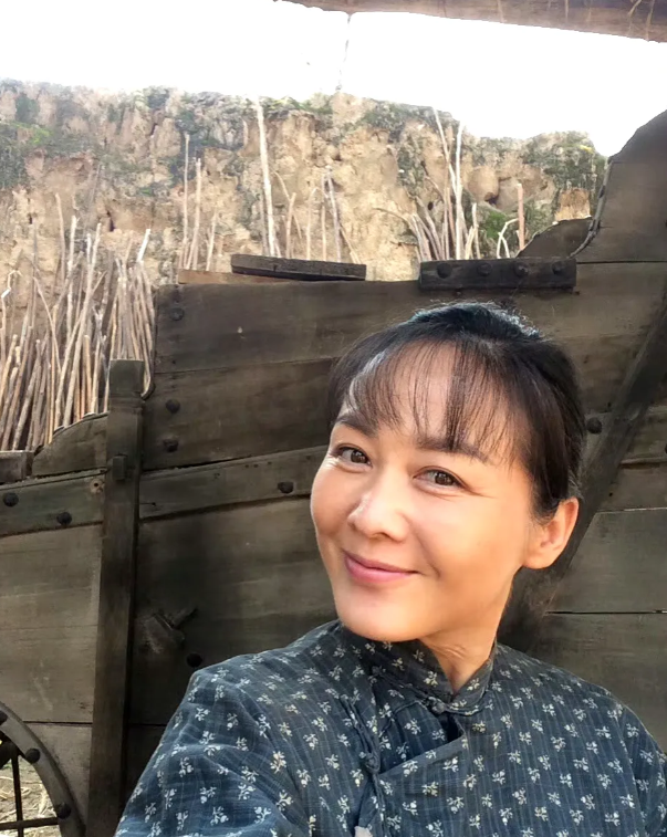好想看她回国复出，或者去录综艺，比如一路繁花，直接把李小冉替下来更好。她年轻时真