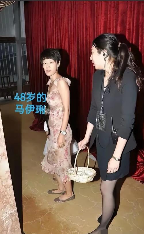被偷拍的48岁马伊俐，秒变大妈，差点没认出来，真的是半老徐娘，大妈了，你心里有没