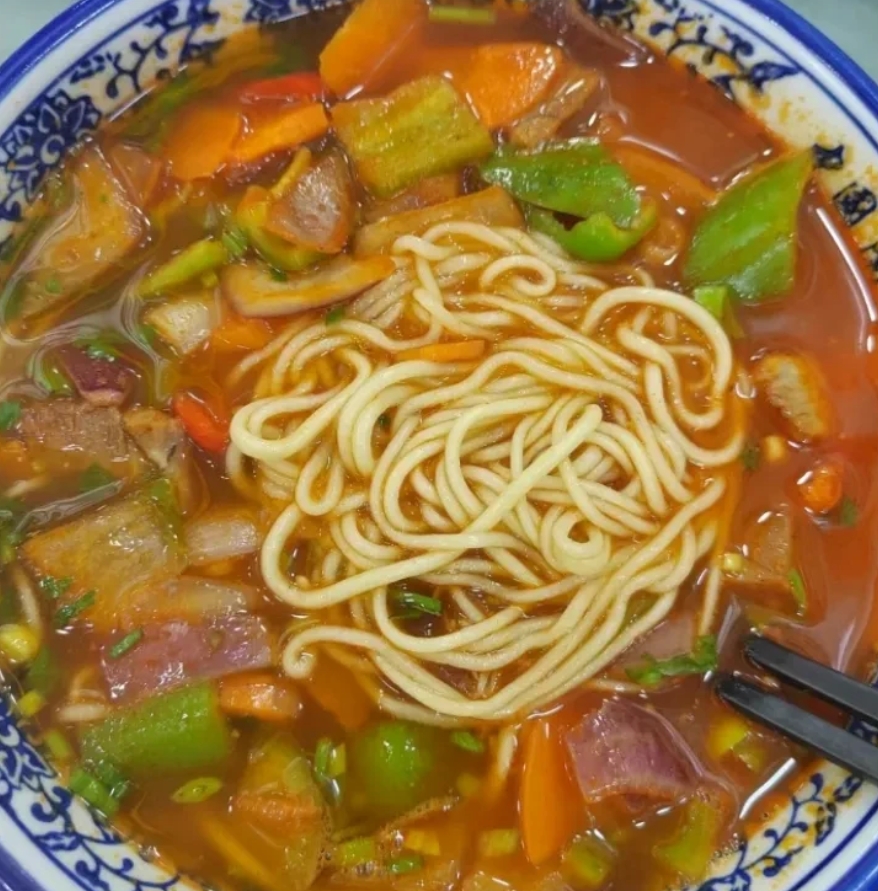 我今天去一家清真面馆吃面，碰到了一起乌龙事件，我邻桌一对小夫妻，点了两份鸡蛋炒面