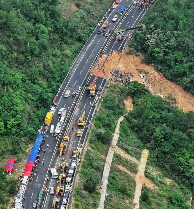 近日，一场严重的高速路段坍塌事件引起了广大公众的热烈关注。据悉，这次事件的主因完