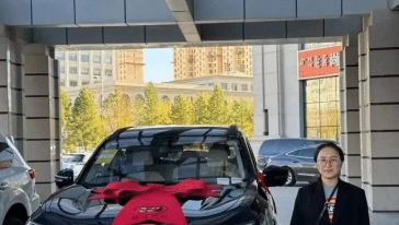 一女子花20万买了一辆黑色的新车，这辆车看上去十分大气，女子很满意！可令人万万没