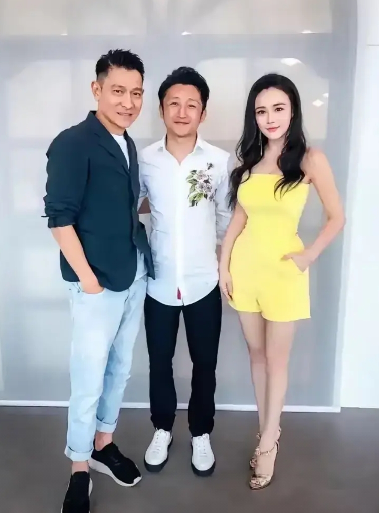 邹市明当年风光的时候，和刘德华合照，他都站c位！

选个不贵的地方开个小拳馆，配