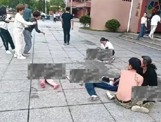 3问江西贵溪小学恶性伤人事件！这个女人是如何进入学校的？在校内公然持刀行凶，校园