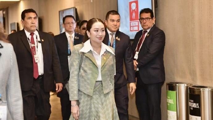 乌克兰第一夫人访问斯洛文尼亚，穿黑色套装裙知性又优雅