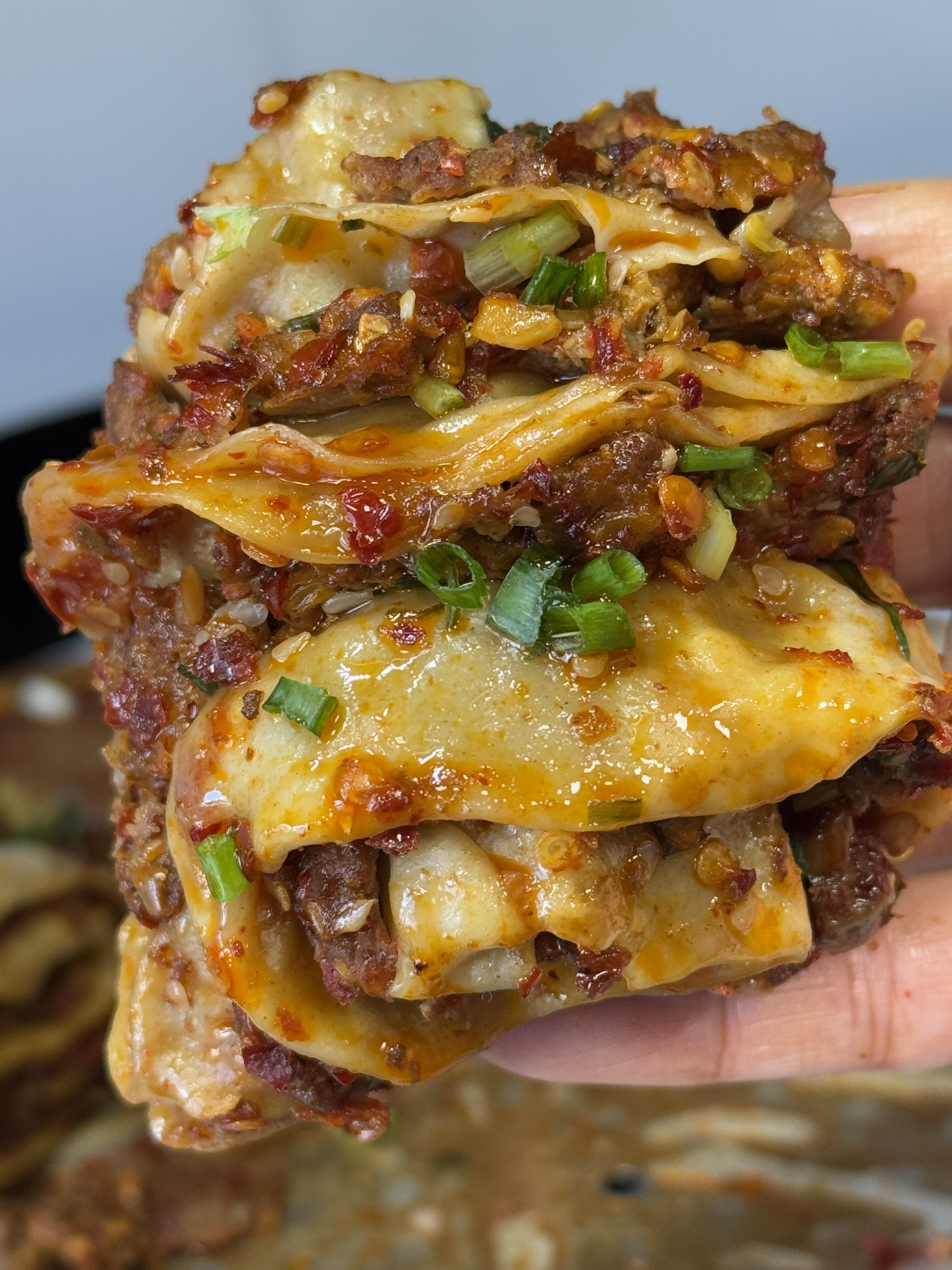 一个超好吃的多肉花卷
刚蒸好就吃了两个，麻辣牛肉花卷太香了！满满的牛肉馅多到要溢