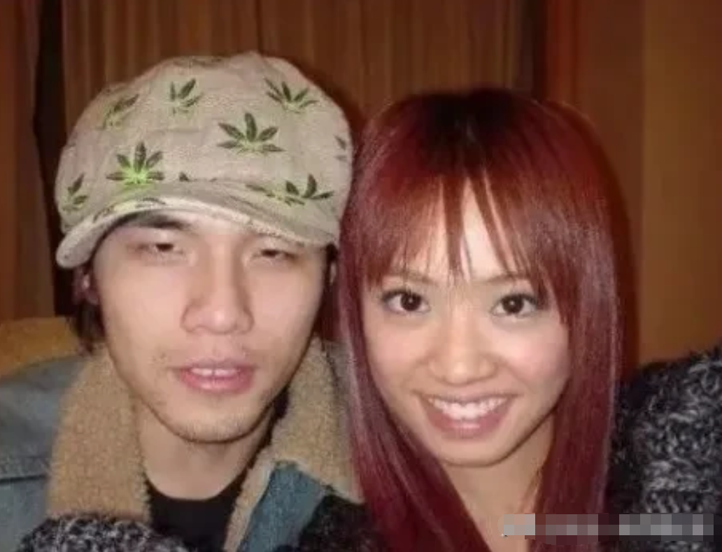 一直都觉得他俩真的是绝配，一样的才华横溢，一样的长得普普通通，只可惜两人没能走到