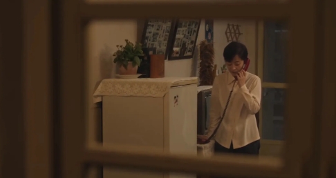 《六姊妹》29集：当何家丽打电话告知老六老五的房子已经租出去了并且签了合同时，何