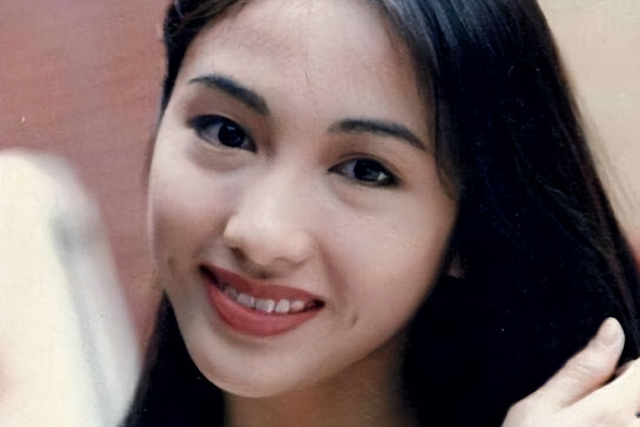 15年前,为报恩嫁给隐疾富豪的她,脸垮成这样,如今后悔了吗?(女孩为了报恩竟然嫁给瘫痪)-第14张图片-九妖电影 15年前,为报恩嫁给隐疾富豪的她,脸垮成这样,如今后悔了吗?(女孩为了报恩竟然嫁给瘫痪)-第14张图片-九妖电影