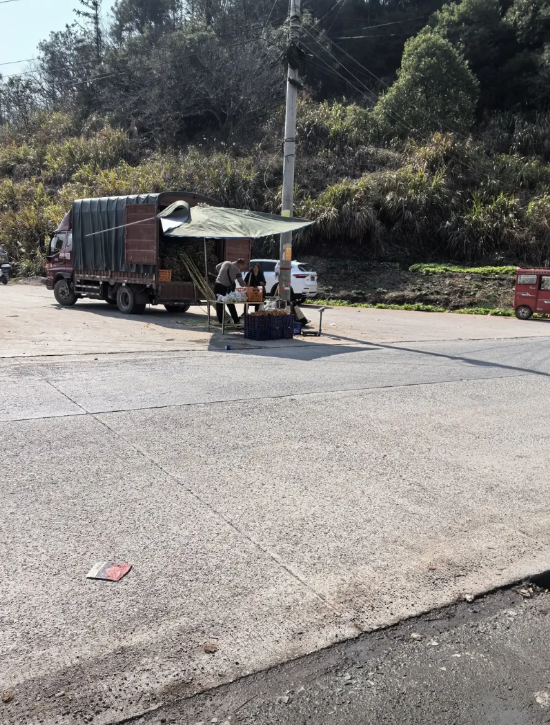农村乱象无人管？无视交通法规，安全隐患丛生

近日，有村民在湖南省怀化市中方县境
