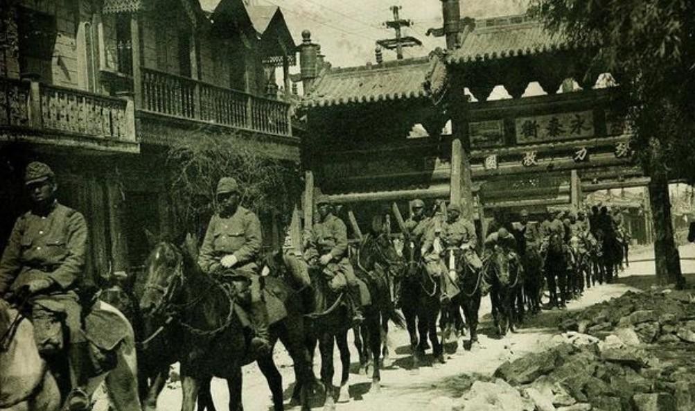 1945年8月，日军宣布投降后，12名日军逃窜到了辽宁太平房火车站躲避。
没想到