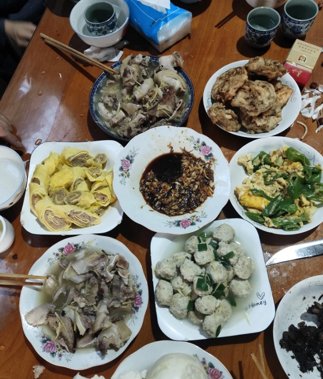 这是我去婆婆家吃的饭，大家看看，换做是你们还回来吗？开车四个小时冒着大雪回来，就