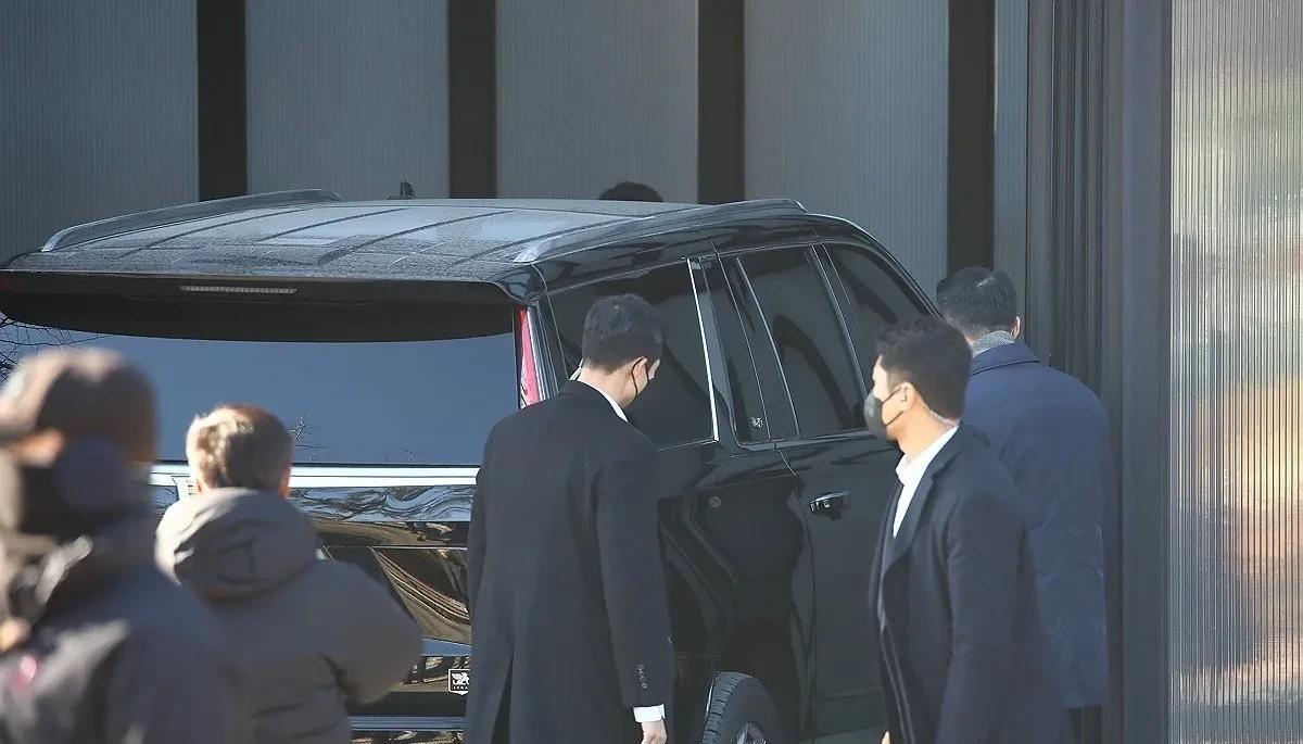 尹锡悦的生死48小时。还未到公审日，关键是防止他畏罪自杀。开展疲劳审汛，竹签子扎