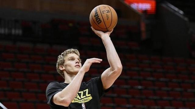 太阳114-106击败爵士，排名西部第11，布克爆砍34+5+4！