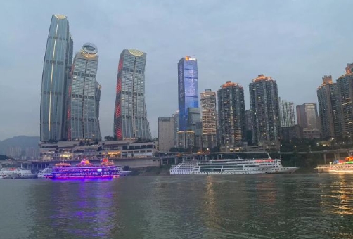 先说我的排序：城市&gt;学校&gt;专业。

理由很简单，一个基础概念，好的城