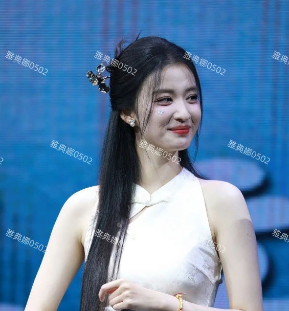 天啊，王楚然生图这个皮肤状态也太老了，皱纹眼纹法令纹都很深，毛孔粗大皮肤卡粉。