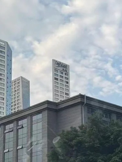 成都人解释一下也 这楼咋薄薄一片啊
这是啥子原理哟 镜子？？