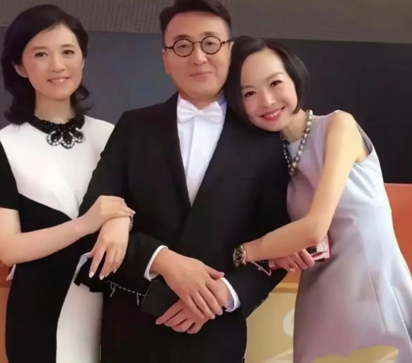 一次窦文涛的老妈对他说，“诶，你怎么不跟戈辉在一起啊？”，窦文涛说，“人家戈辉看