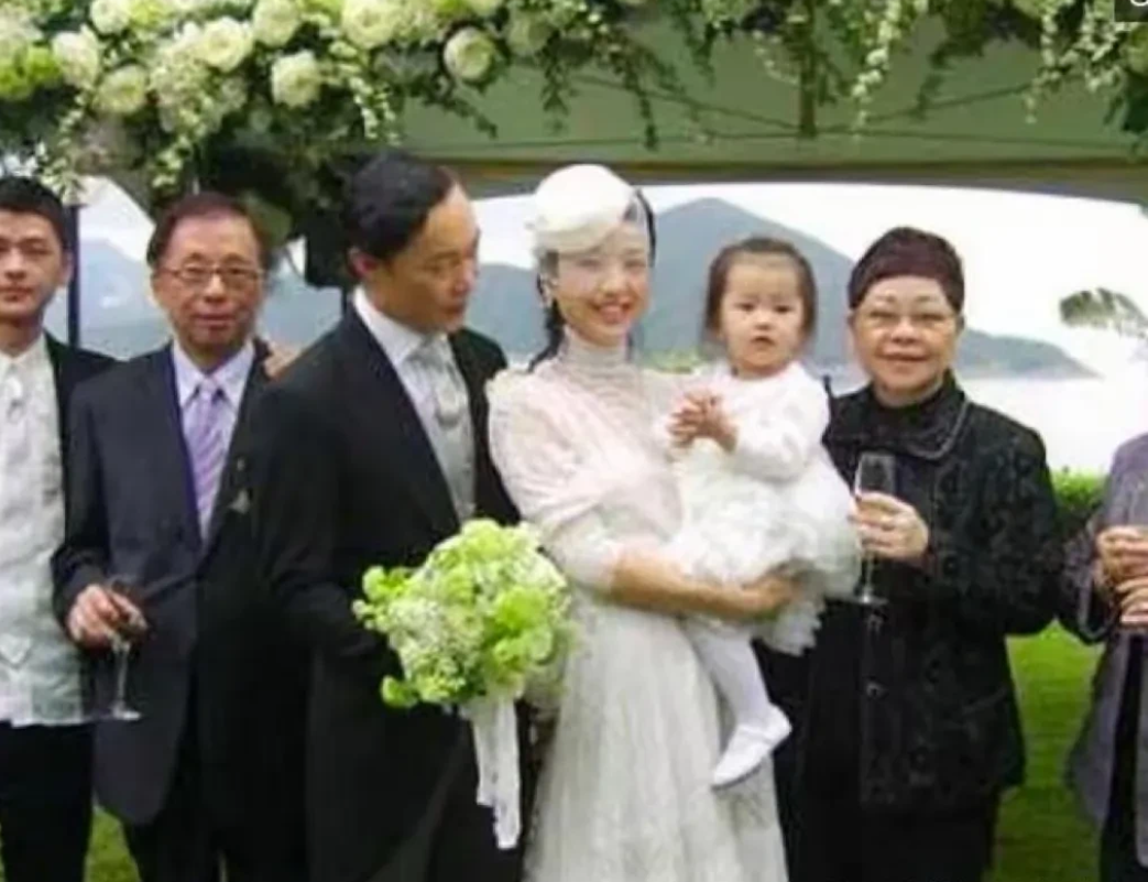 徐濠萦嫁给陈奕迅时，女儿都快两岁了，之前一直是同居状态。让陈奕迅下决心娶她有两个