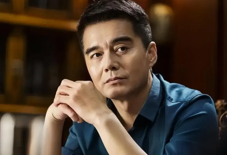 许亚军的四段婚姻史∶

1、前妻∶黄建萍，两人是剧院的同事，结婚不久黄建萍不幸重