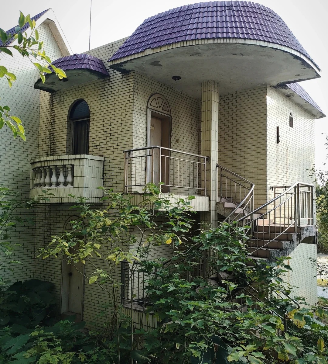 为什么感觉这个房子恐怖
公园里的别墅 第一眼看到就感觉恐怖还有吸引力 入口没有封