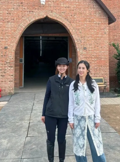 黄圣依啊！被身边穿黑色衣服的比下去了啊！

黄圣依长的挺漂亮的，身材窈窕，气质出