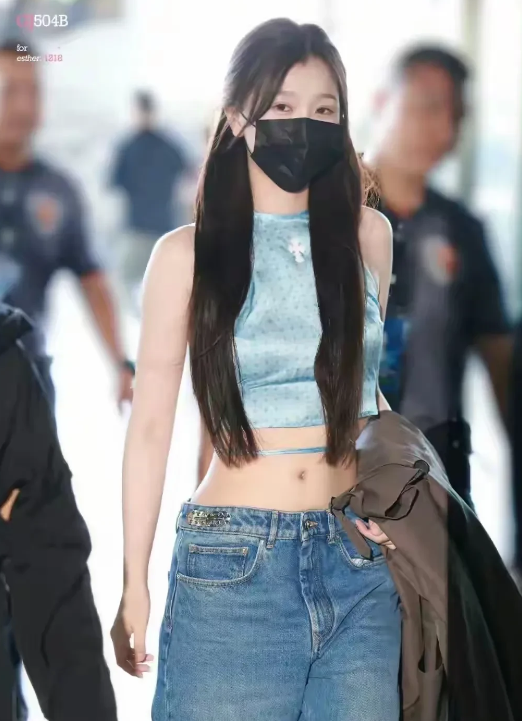 虞书欣可太让人意想不到啦！在电视上，她老是露着肉嘟嘟的可爱小脸，大家都以为她就是