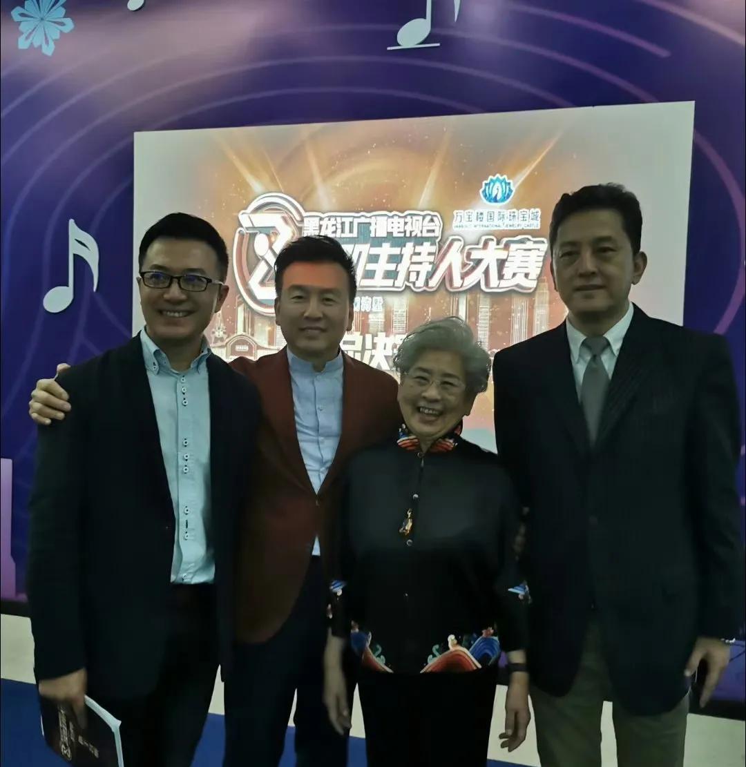 央视主持人张泽群，悲痛发文！
2月13日18:37，著名央视主持人张泽群，突然在