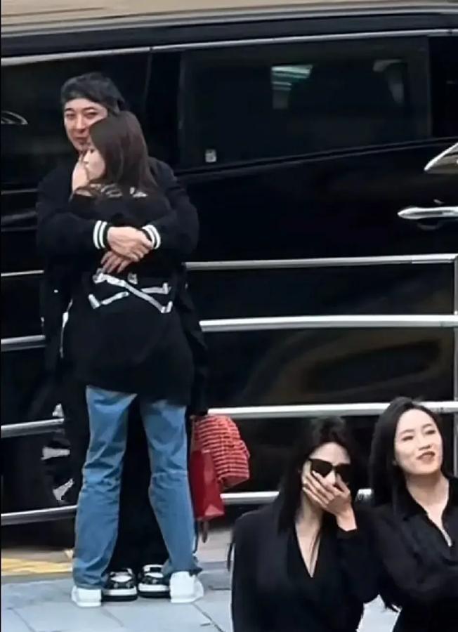 王思聪是不是该帮他爸王健林解决问题了！

最近又看到王思聪和新女友“懒懒”亲亲蜜