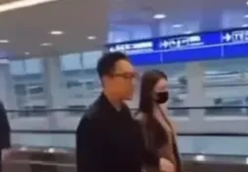汪小菲内心似乎越来越自信了。

今天看他跟马筱梅走在机场上车那一瞬间，感觉他眼神
