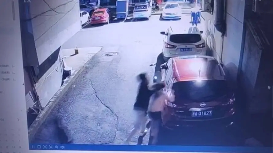 “动手就得处罚！”浙江杭州，一女子声称自己开车回家时被后方一宝马车车主要求挪车，