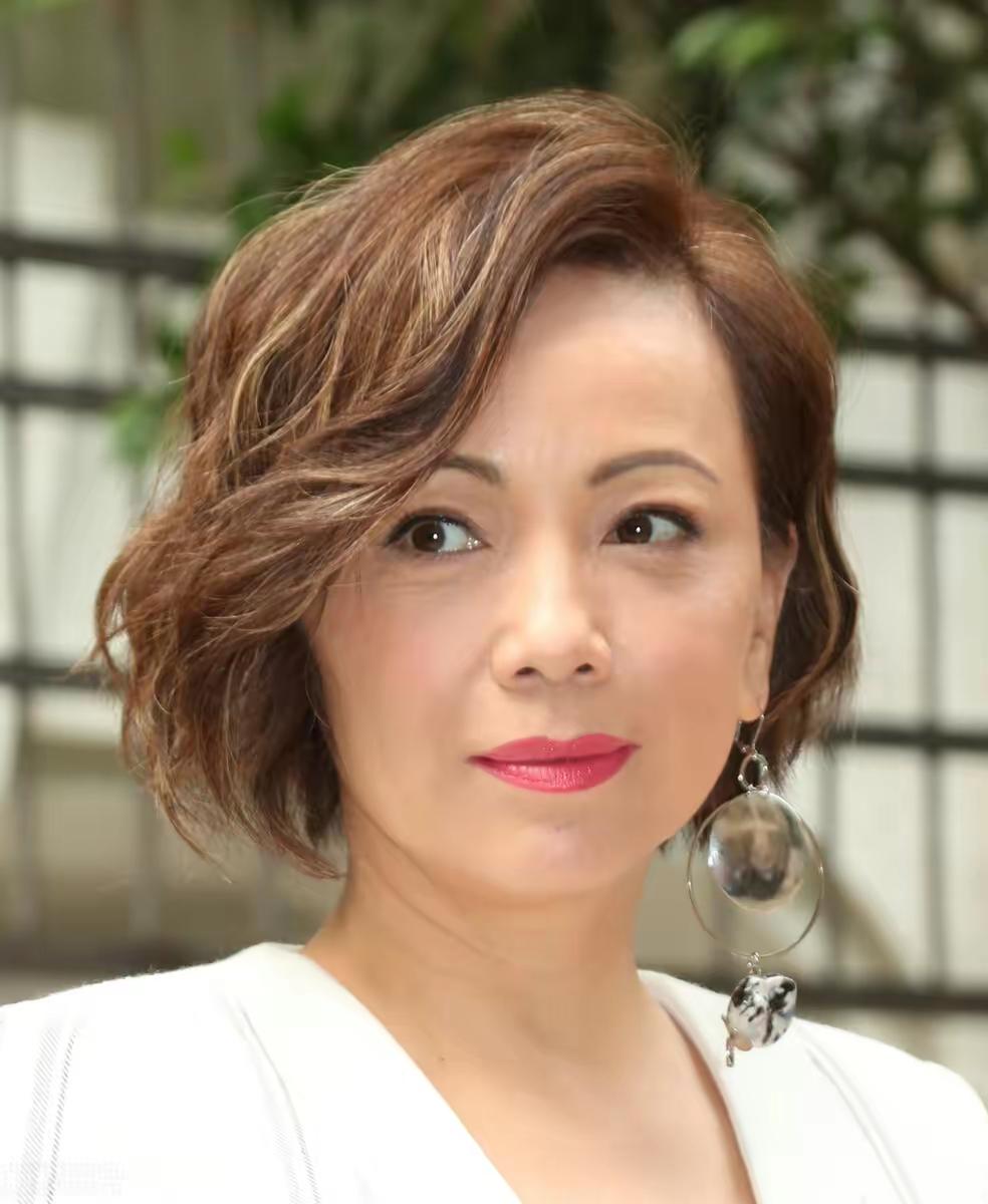 一次，记者问邓萃雯:“你30岁遭遇金融危机，当时对你的影响大吗？”邓萃雯云淡风轻