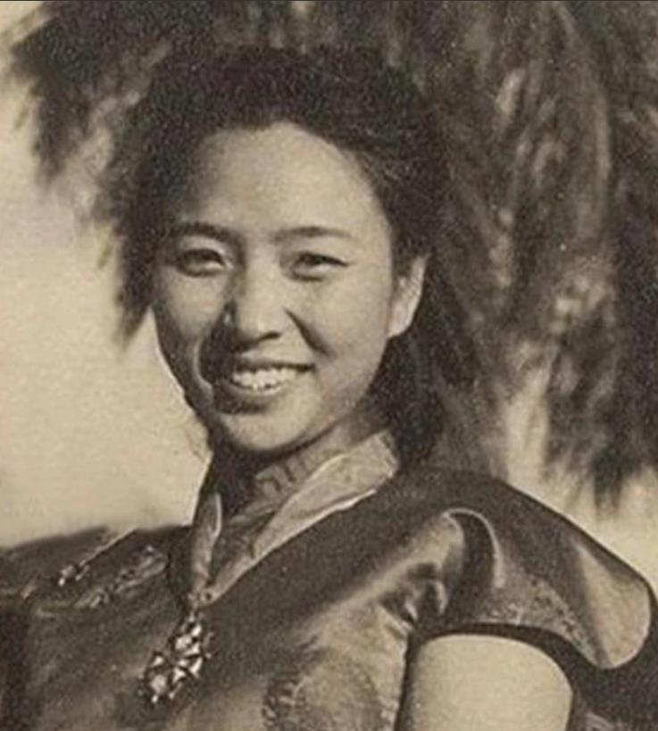 1949年，孙立人被老蒋软禁后，妻子威胁他：“你不纳妾，我就在家修行当居士。”无