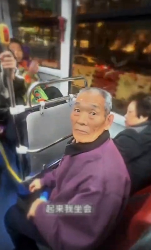这是他爷吧
