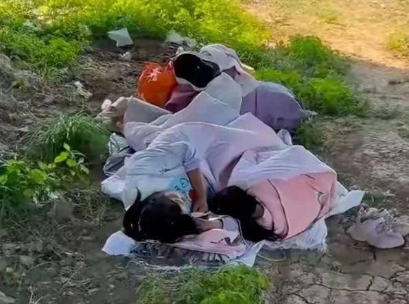 江苏，一名女子跟丈夫离婚后，无家可归，带着年幼的女儿，来到了河边桥底下居住，被人