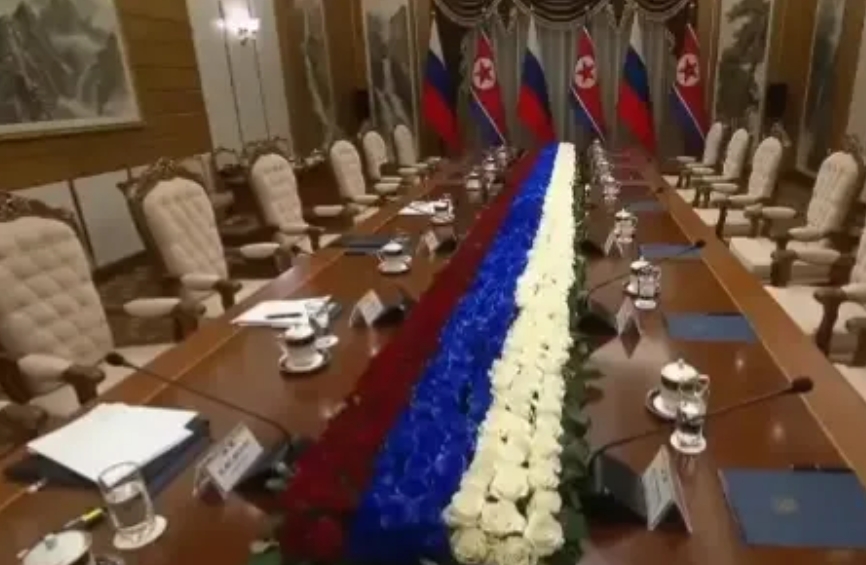 昨天朝鲜为欢迎普京总统访朝，金正恩举行国宴，宴请远道而来的贵宾，当俄罗斯官员提前